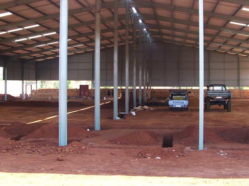 Wide-span steel structure of the kind used for aircraft hangars