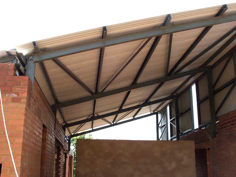 Steel structure covering the area between two existing buildings