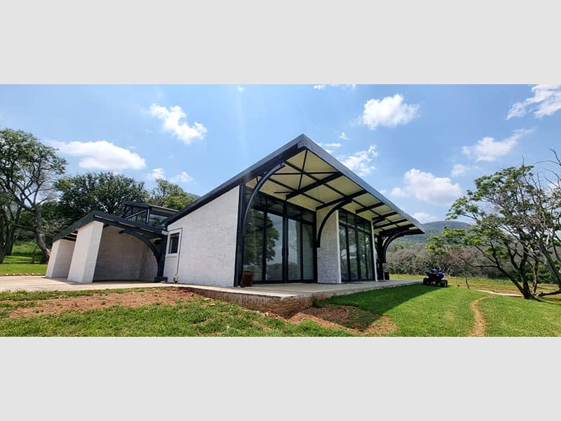 Steel-frame house wing viewed from the garden